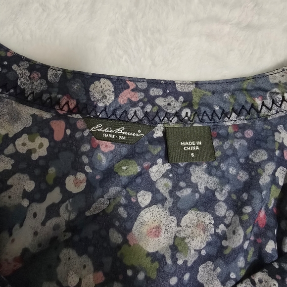 Eddie Bauer Women’s Small Short Sleeve V Neck Pullover Blouse Blue Floral 3641 - Picture 9 of 11
